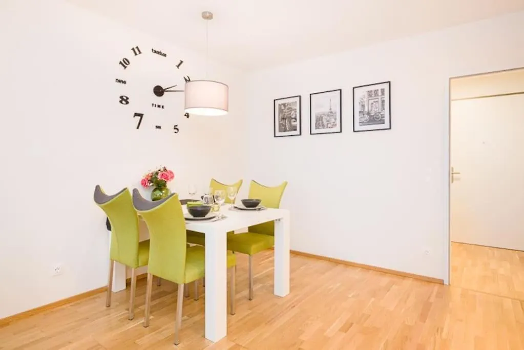 Premium City Apartment With Balcony! Free Garage Parking Included! Wiedeń Austria