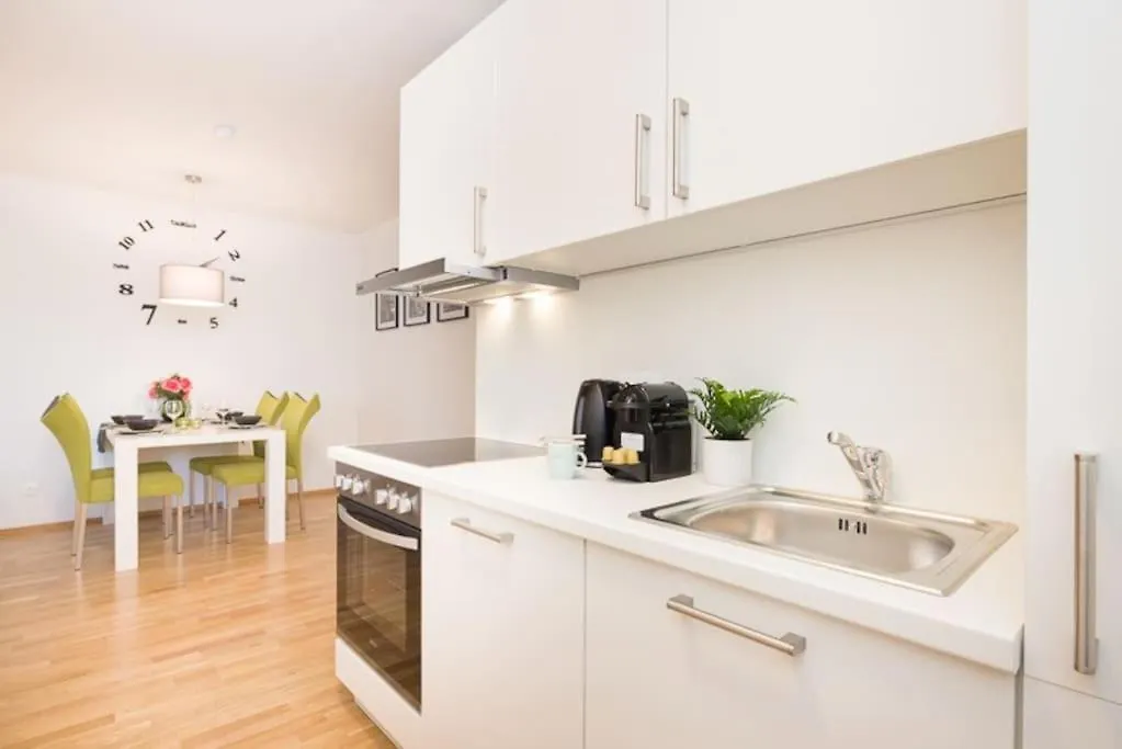 Premium City Apartment With Balcony! Free Garage Parking Included! Wiedeń